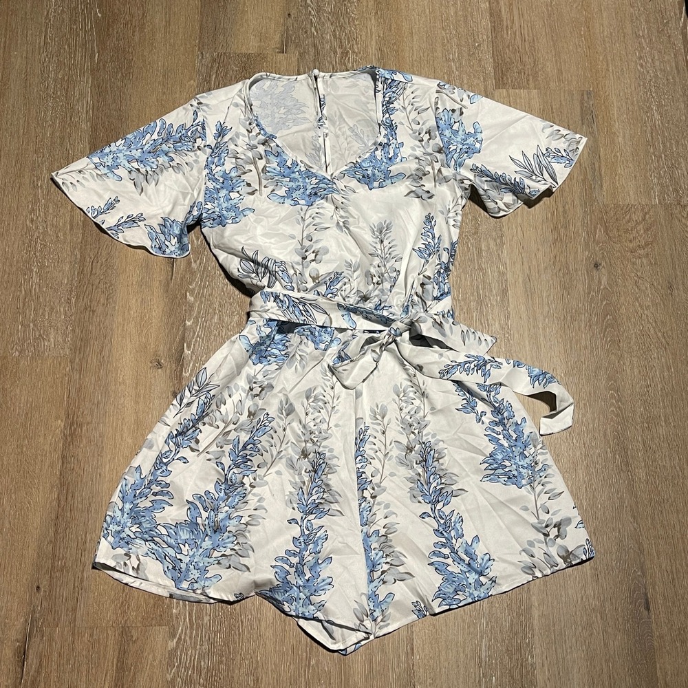 SHEIN VCAY Blue White Floral Flutter‎ Sleeve Tie Waist Romper Small 4 BOHO NWT